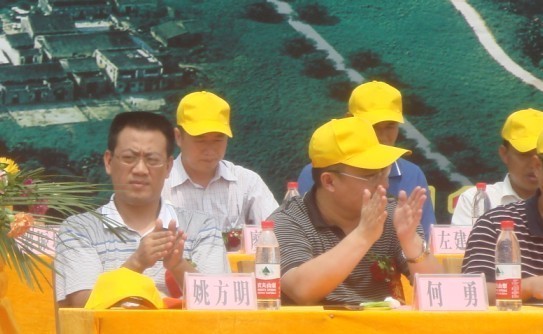 廣西新港灣公司副總經(jīng)理姚方明、生產(chǎn)副總經(jīng)理廖烈宏在會(huì)上